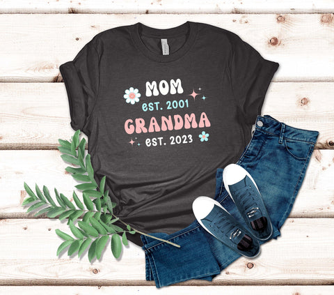 Image of Mom Est Grandma Est T-Shirt - Mothers Day  New Grandma Gift