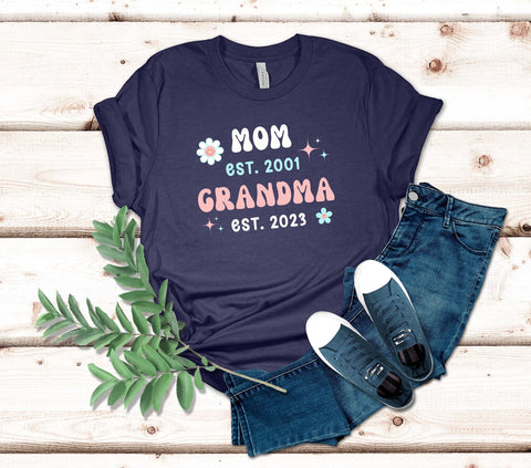 Image of Mom Est Grandma Est T-Shirt - Mothers Day  New Grandma Gift